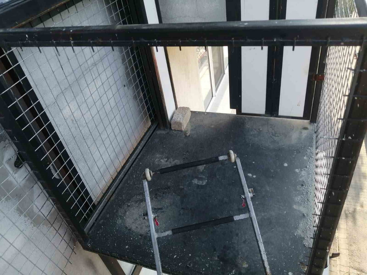 ASANSÖR DEMİRLERİ KESİLEREK YAŞLI KADIN KURTARILDI