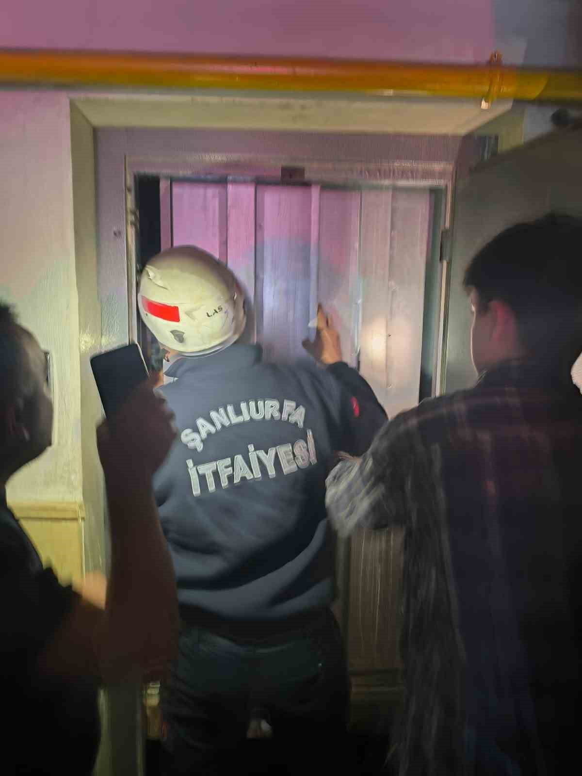 ASANSÖRDE MAHSUR KALAN 3 ÇOCUK KURTARILDI