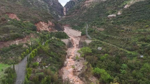Aşırı yağışla birlikte derenin artan debisi köprüyü yıktı, yolda çökmeye neden oldu