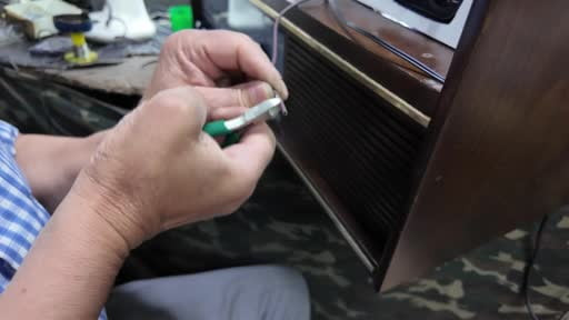 Asırlık elektronik cihazları tamir ediyor