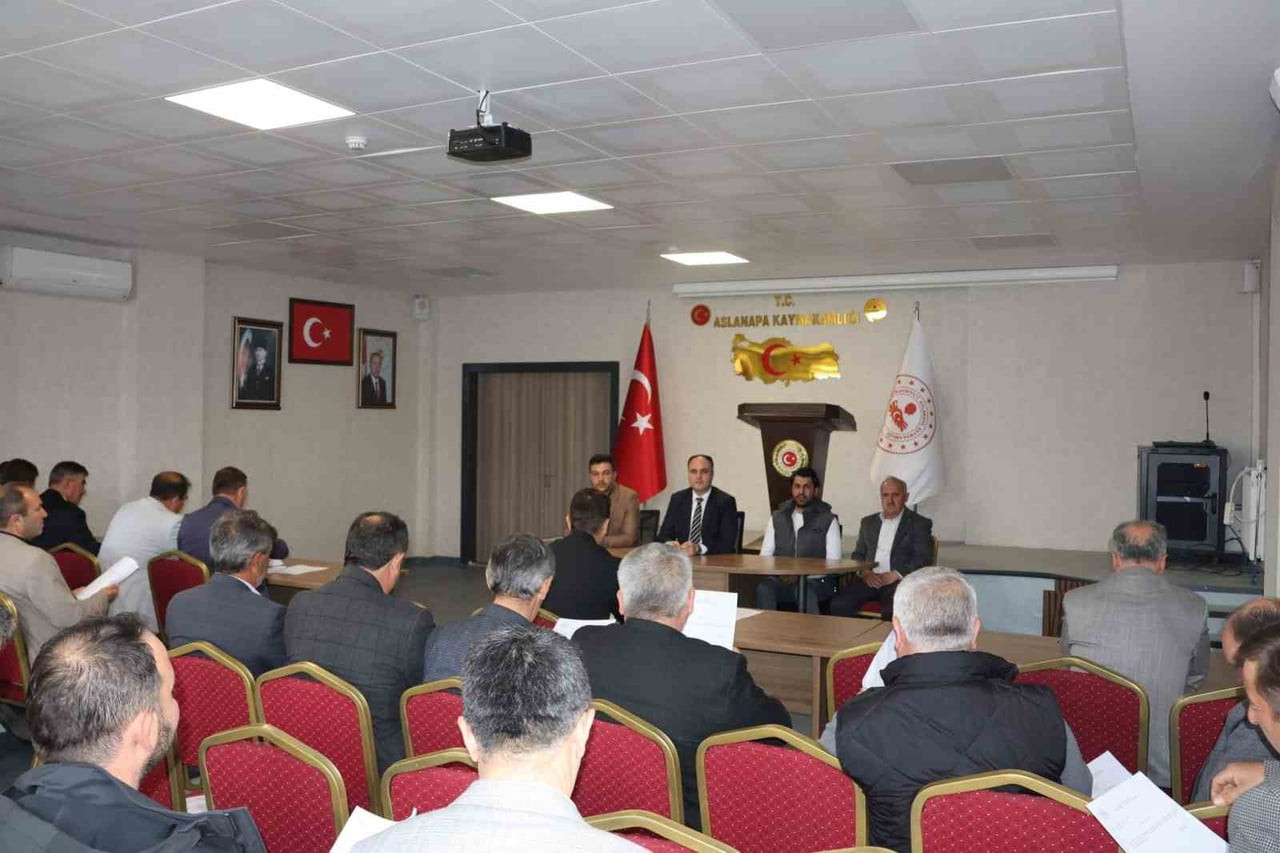 ASLANAPA KAYMAKAMI İSMAİL TOSUN, KÖY MUHTARLARIYLA BİR ARAYA GELDİ