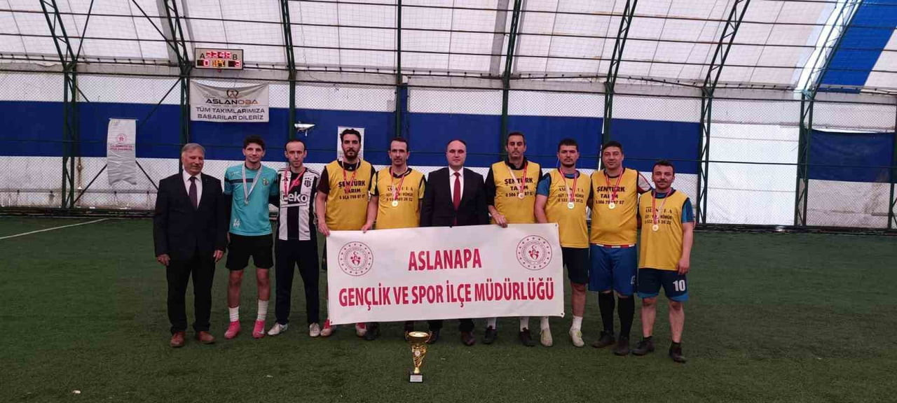 ASLANAPA’DA KURUMLAR ARASI FUTBOL TURNUVASI TAMAMLANDI