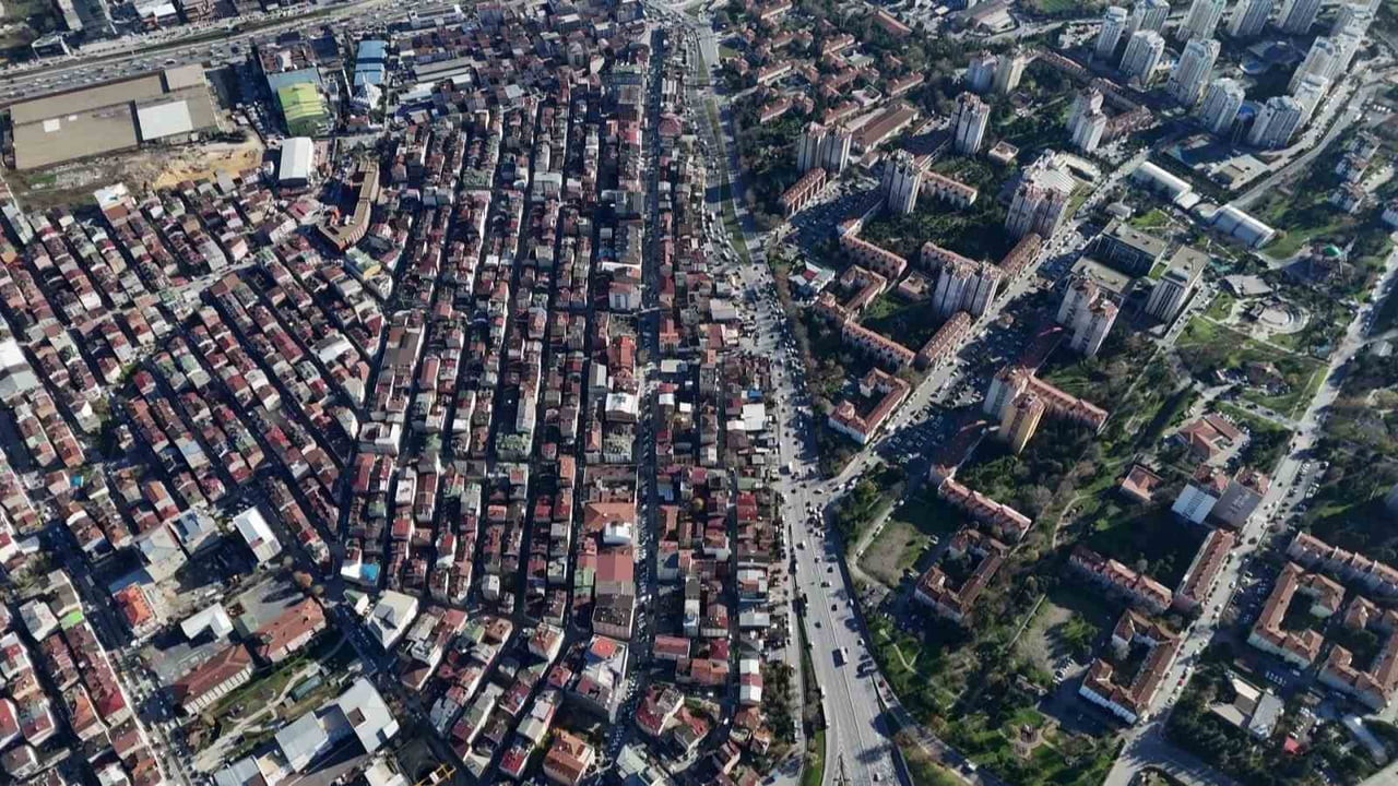 ATAKENT MAHALLESİ’NDE YÜKSELEN MODERN SİTE YAŞAMI İLE ATATÜRK MAHALLESİ’NİN DAR SOKAKLI VE SIKIŞIK...