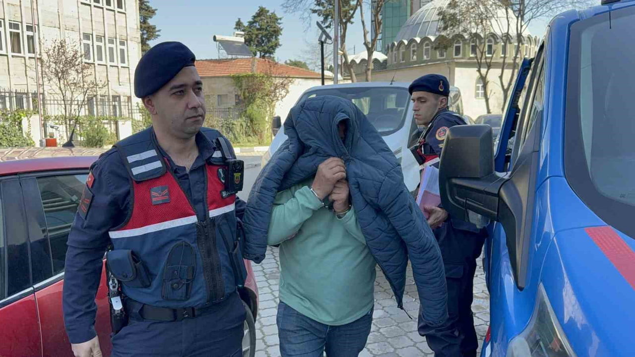 ATAKUM İLÇESİNDE KOMŞUSUNU GÜRÜLTÜ YAPTIĞI GEREKÇESİYLE SİLAHLA TEHDİT EDEREK HAVAYA ATEŞ AÇAN...