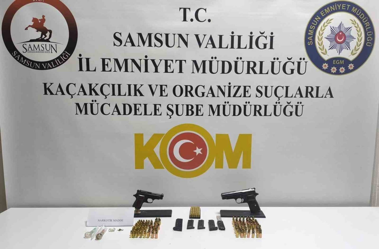 ATAKUM İLÇESİNDE POLİS EKİPLERİNCE DÜZENLENEN OPERASYONDA RUHSATSIZ SİLAHLAR, FİŞEKLER VE...