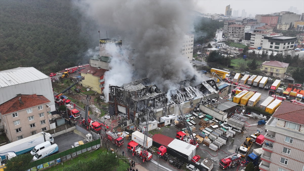 Ataşehir Ferhatpaşa Mahallesi Mareşal Fevzi Çakmak Caddesi'ndeki 2 katlı iş yerinde çıkan yangın...