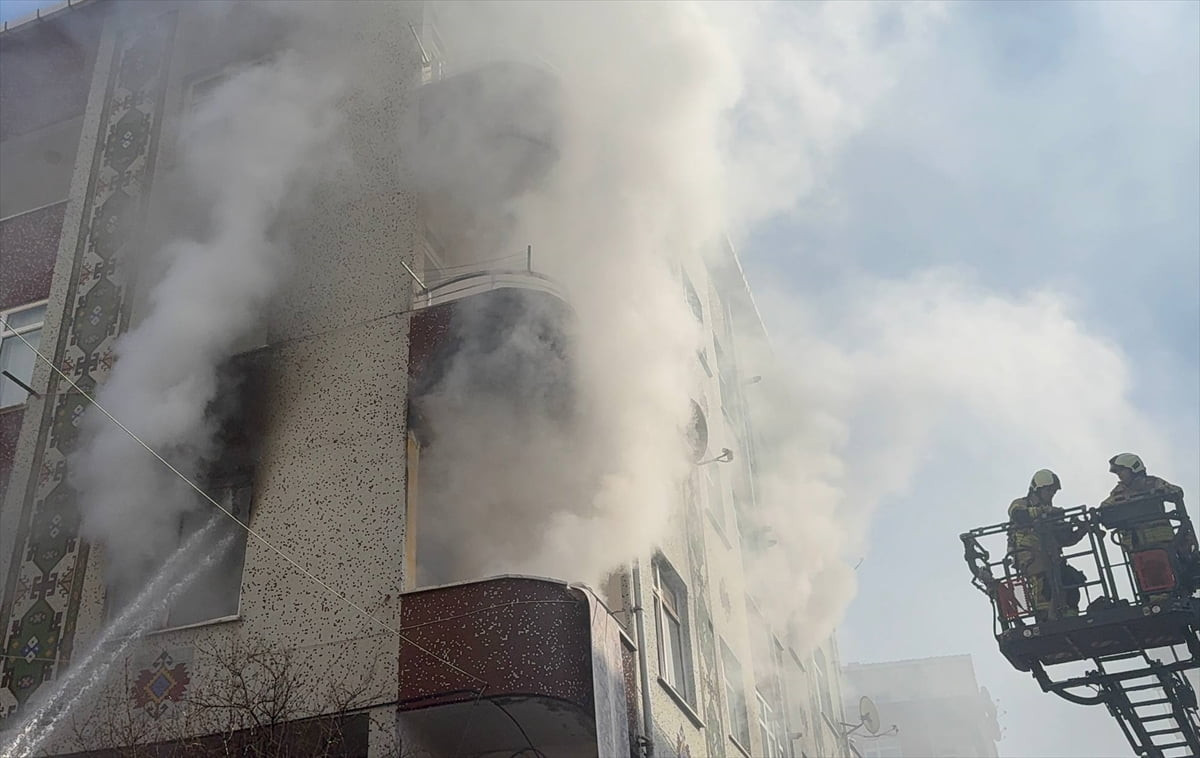Ataşehir'de 3 katlı binada çıkan yangında dumandan etkilenen 2 kişi ambulansla hastaneye...