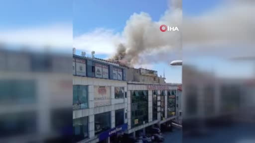 Ataşehir'de 3 katlı binanın çatı katında yangın