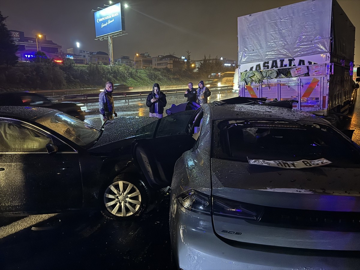 Ataşehir'de 5 aracın karıştığı zincirleme trafik kazasında 2'si ağır 6 kişi yaralandı. İhbar...