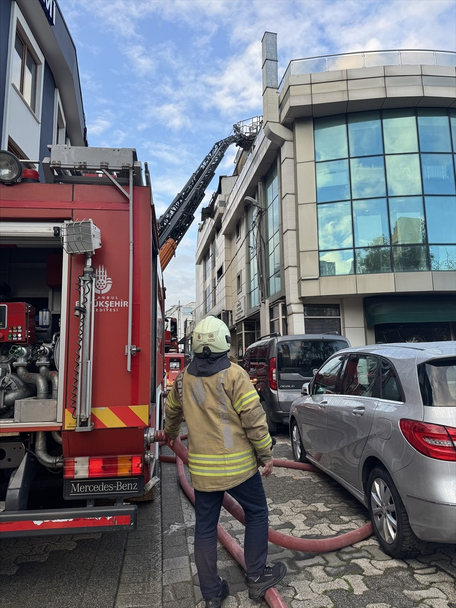Ataşehir'de bir otelin çatı katında çıkan yangın, itfaiye ekiplerince söndürüldü.