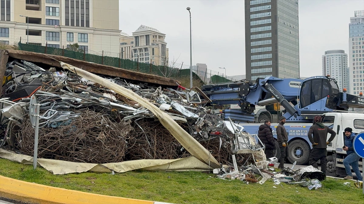 Ataşehir'de devrilen hurda yüklü kamyon ulaşımın aksamasına neden oldu.