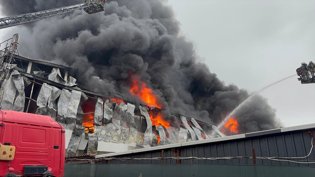 Ataşehir'de iş yerinde çıkan yangın itfaiye ekiplerince söndürülmeye çalışılıyor.