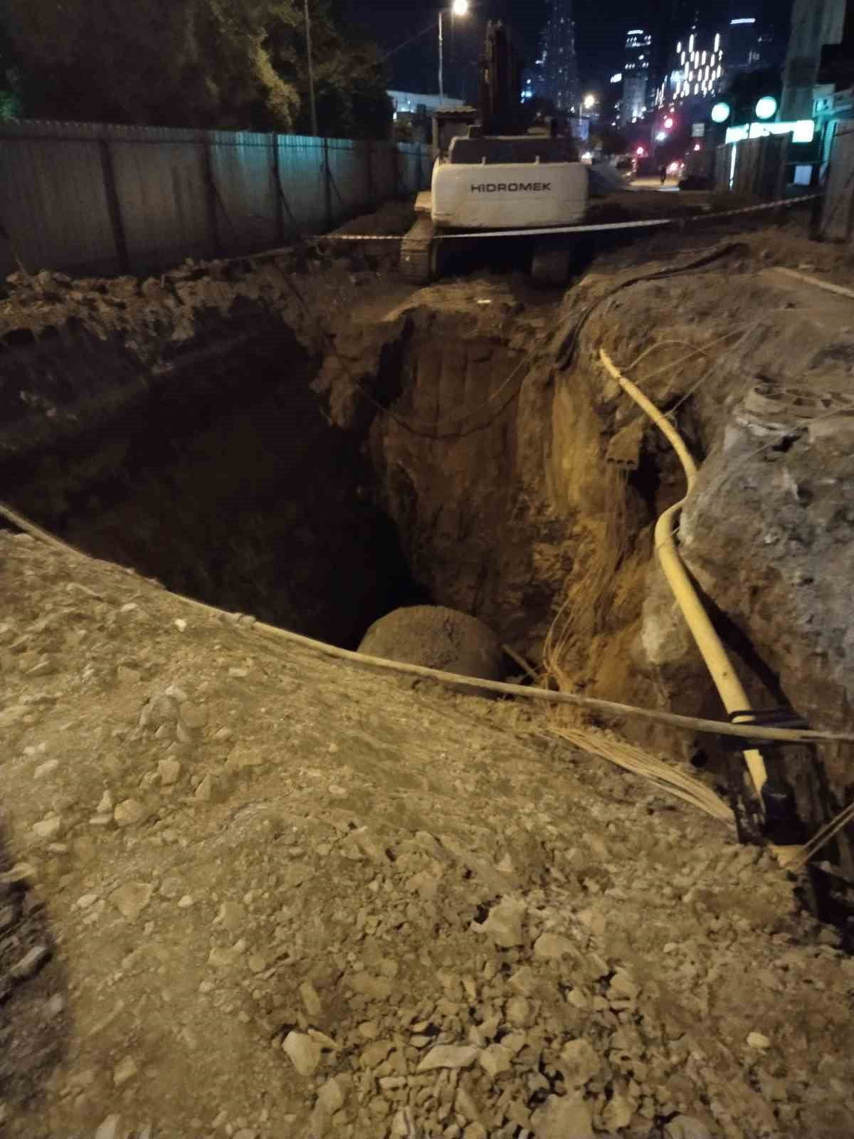 ATAŞEHİR'DE KONTROLDEN ÇIKAN TAKSİ ÇUKURA UÇTU