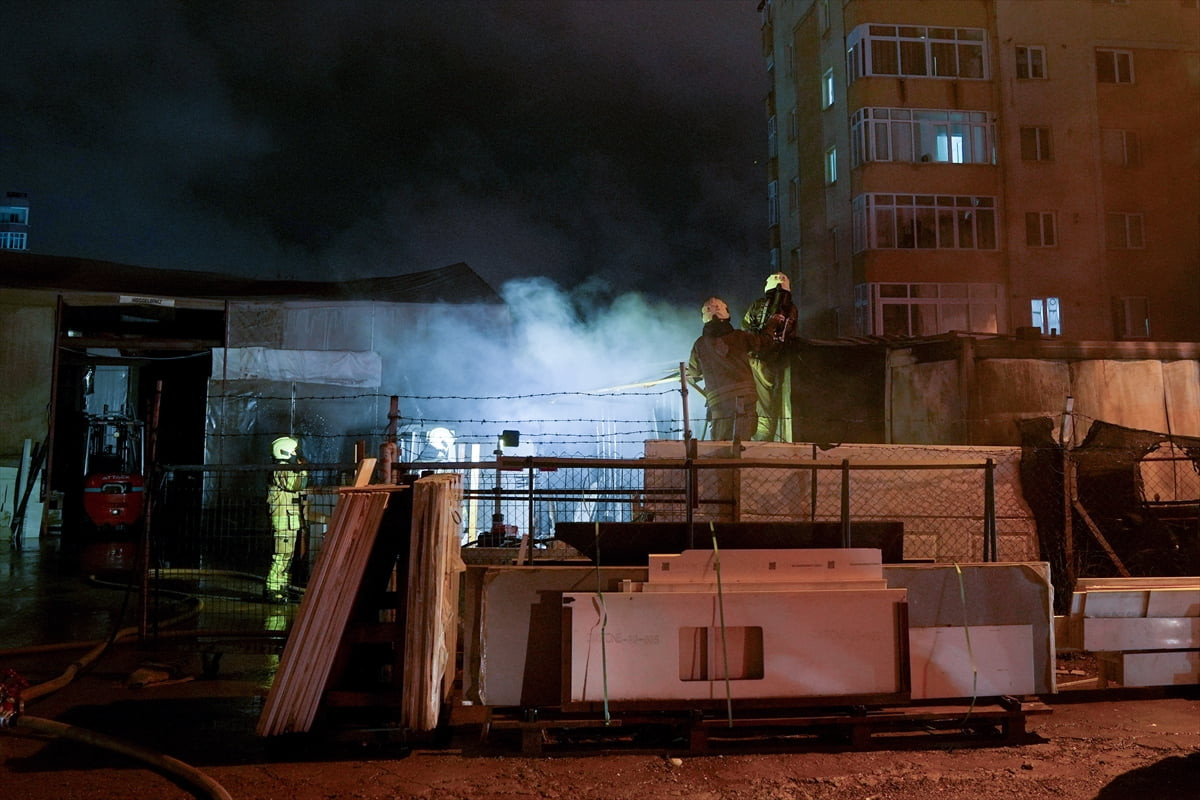 Ataşehir'de mermer atölyesinin bahçesindeki prefabrik yapıda çıkan yangın, itfaiye ekiplerince...