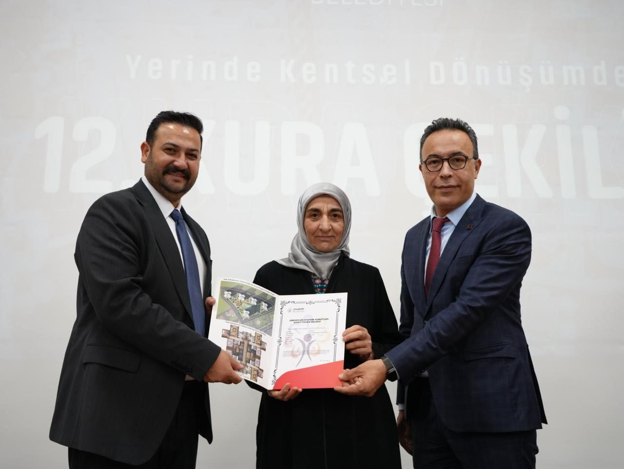 ATAŞEHİR’DE GERÇEKLEŞTİRİLEN YERİNDE KENTSEL DÖNÜŞÜM PROJESİ KAPSAMINDA HAK SAHİBİ 8 AİLE DAHA...