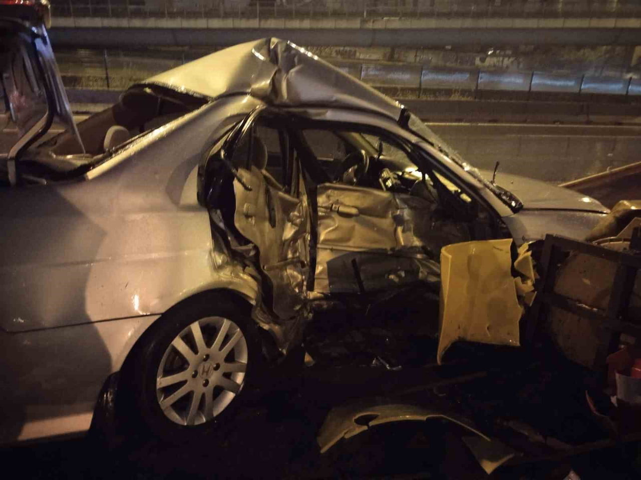 ATAŞEHİR’DE KONTROLDEN ÇIKAN OTOMOBİL BARİYERLERE OK GİBİ SAPLANDI: 1 AĞIR YARALI