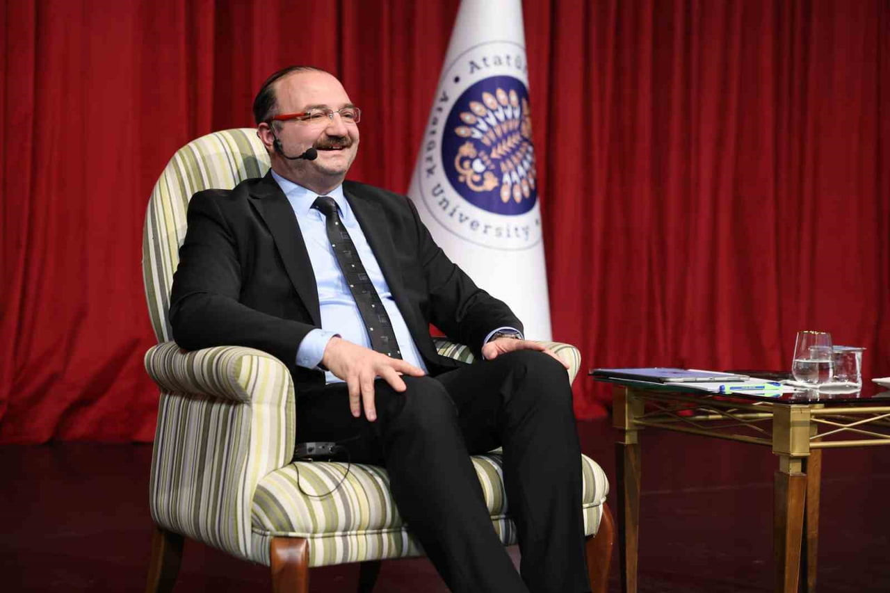 ATATÜRK ÜNİVERSİTESİ REKTÖRÜ PROF. DR. AHMET HACIMÜFTÜOĞLU, TIP FAKÜLTESİ 1 VE 2. SINIF...