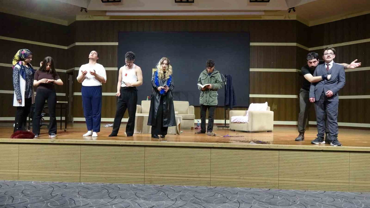 ATATÜRK ÜNİVERSİTESİ ZİRAAT FAKÜLTESİ ÖĞRENCİLERİ TARAFINDAN SAHNELENEN "SON HASAT" ADLI TİYATRO...