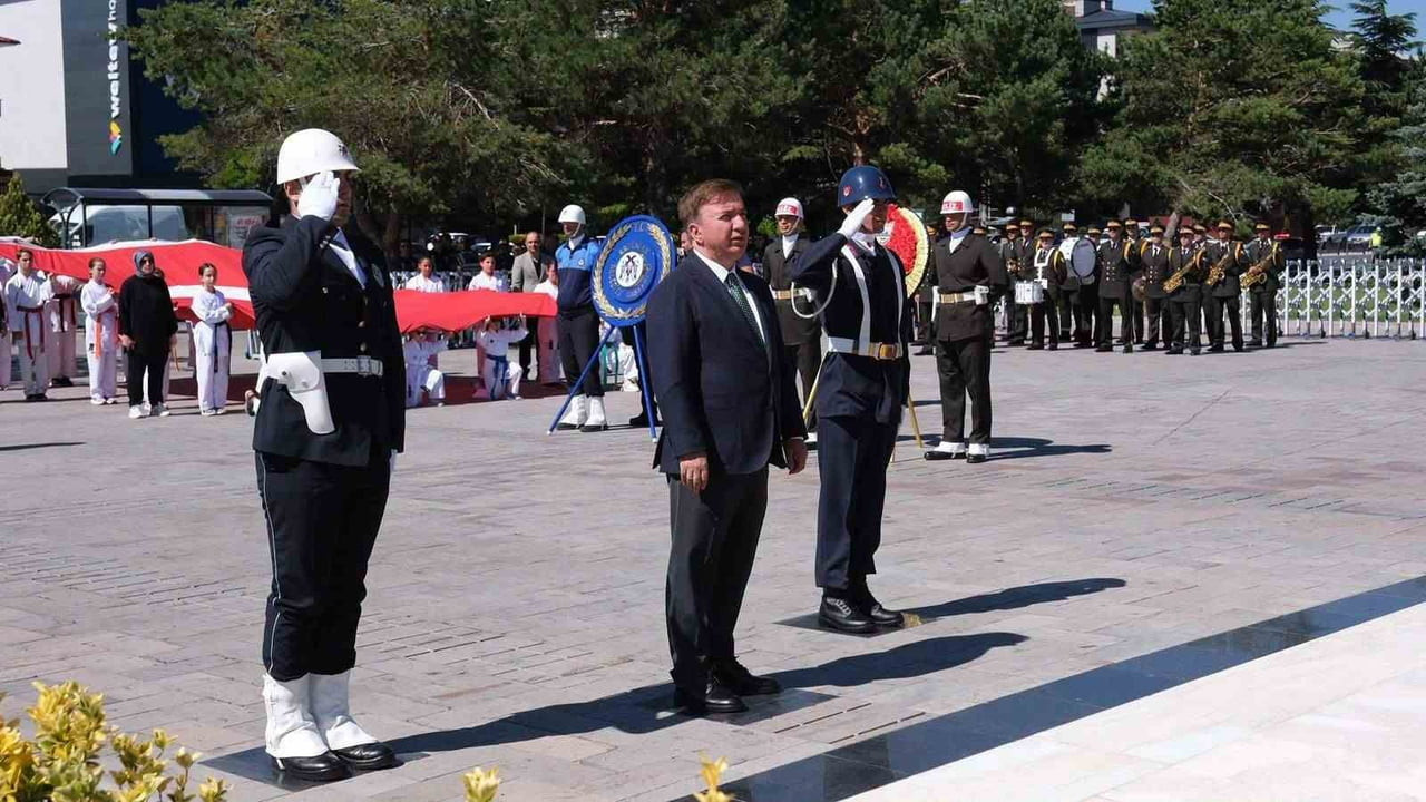 ATATÜRK’ÜN ERZİNCAN’A GELİŞİNİN 107. YILI TÖRENLE KUTLANDI