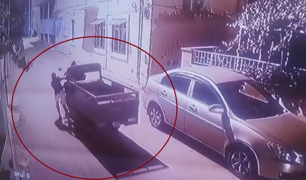 ATAY'IN REYHANLI İLÇESİNDE BALIKÇI ESNAF ABDURREZZAK ÖZBEK’E AİT MOTOSİKLET, İŞ YERİNİN ÖNÜNDEN...