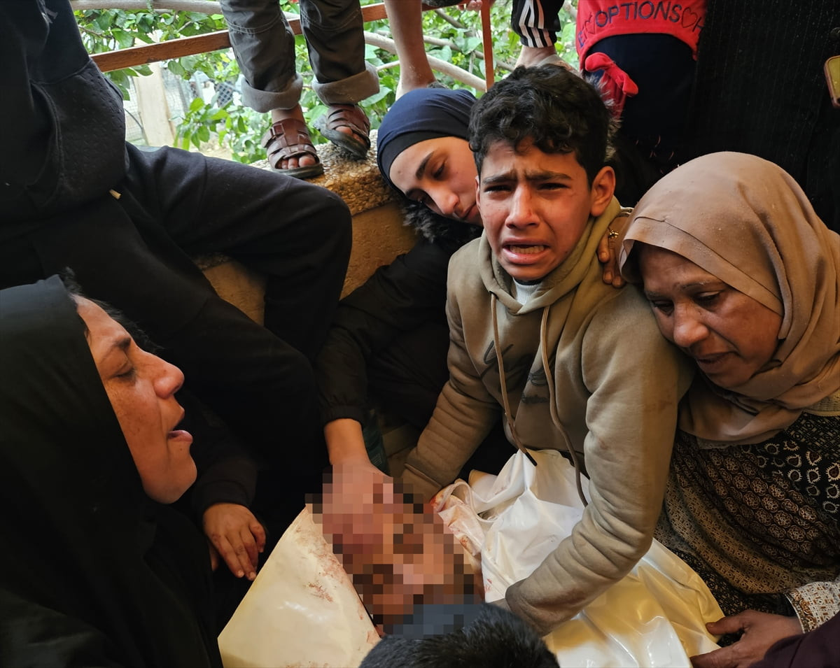 Ateşkes ihlaline devam eden İsrail ordusu, Gazze Şeridi'nin güneydeki Han Yunus kentinde...