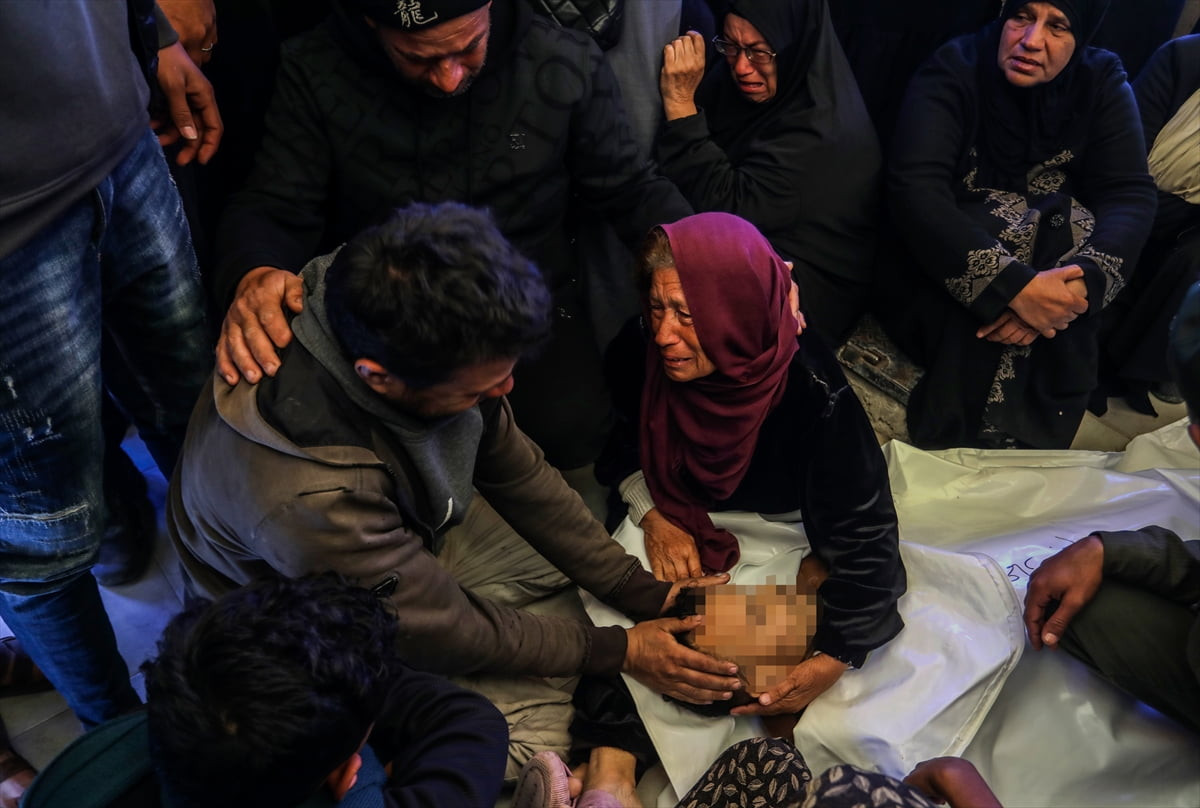 Ateşkese rağmen  Gazze Şeridi'nin güneyindeki Han Yunus kentinde, İsrail askerlerinin açtığı ateş...