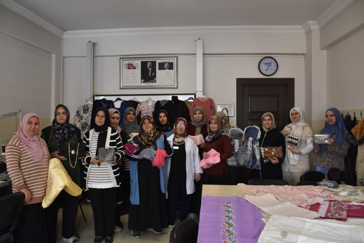 ATIK KUMAŞLAR KADINLARIN ELLERİNDE YENİDEN ŞEKİLLENİYOR