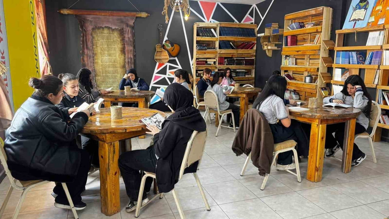 ATIK MALZEMELERLE KURULAN KÜTÜPHANE ÖĞRENCİLERİN YENİ YAŞAM ALANI OLDU