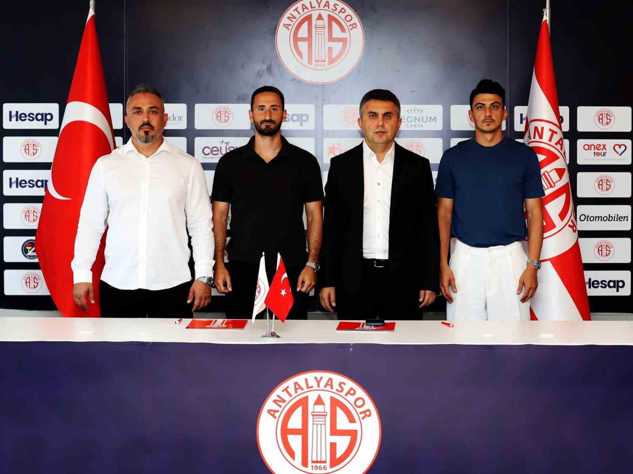 ATİLLA VEHBİ KONUK TESİSLERİ'NDE DÜZENLENEN İMZA TÖRENİNE KULÜP BAŞKANI MUSTAFA ERGÜN İLE ASBAŞKAN...