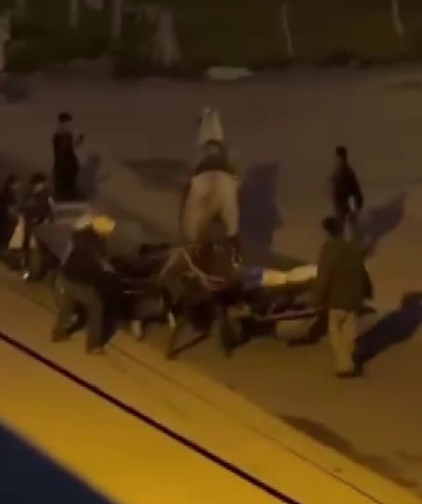 ATLARIN KAÇMAYA ÇALIŞTIĞI ANLAR ÇEVREDEKİ VATANDAŞLAR TARAFINDAN SANİYE SANİYE...