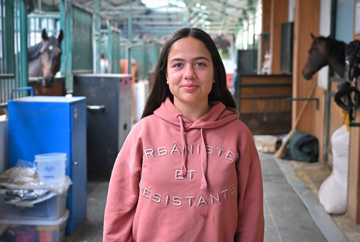 Atlarla 2 yaşında tanışan ve o günden bu yana binicilik tutkusundan vazgeçmeyen milli sporcu Nil...