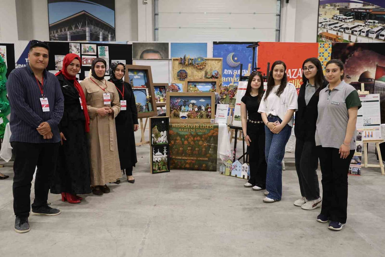 ATÖLYEDE 3 ÖĞRETMEN VE 13 ÖĞRENCİ, DOĞADAN TOPLADIKLARI ATIK MALZEMELERİ SANATSAL TABLOLARA...