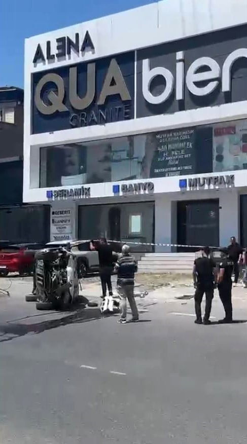 AVCILAR E-5 KARAYOLU'NDA DİREKSİYON HAKİMİYETİNİ KAYBEDEN SÜRÜCÜ ANA YOLDAN YAN YOLA UÇTU