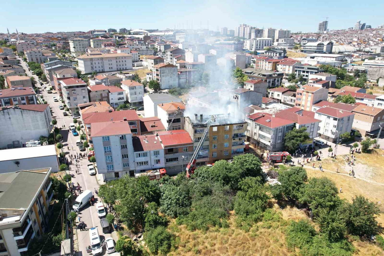 AVCILAR FİRUZKÖY'DE 4 KATLI BİNANIN ÇATISINDA MEYDANA GELEN YANGIN ÇEVREDE PANİĞE NEDEN OLDU....