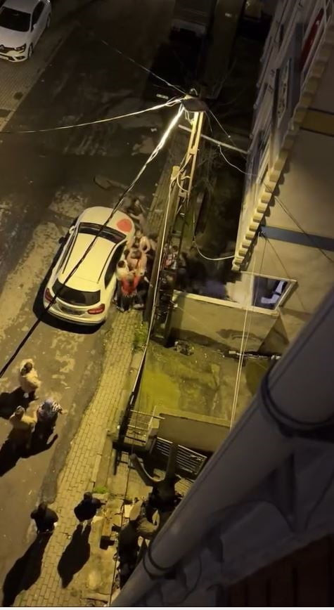 AVCILAR İLÇESİNDE KOMŞULAR ARASINDA BİLİNMEYEN BİR NEDENLE YUMRUKLU SOPALI KAVGA ÇIKTI