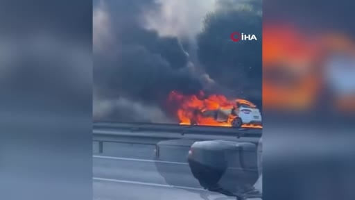 Avcılar TEM Otoyolu’nda alev alev yanan otomobil kullanılamaz hale geldi