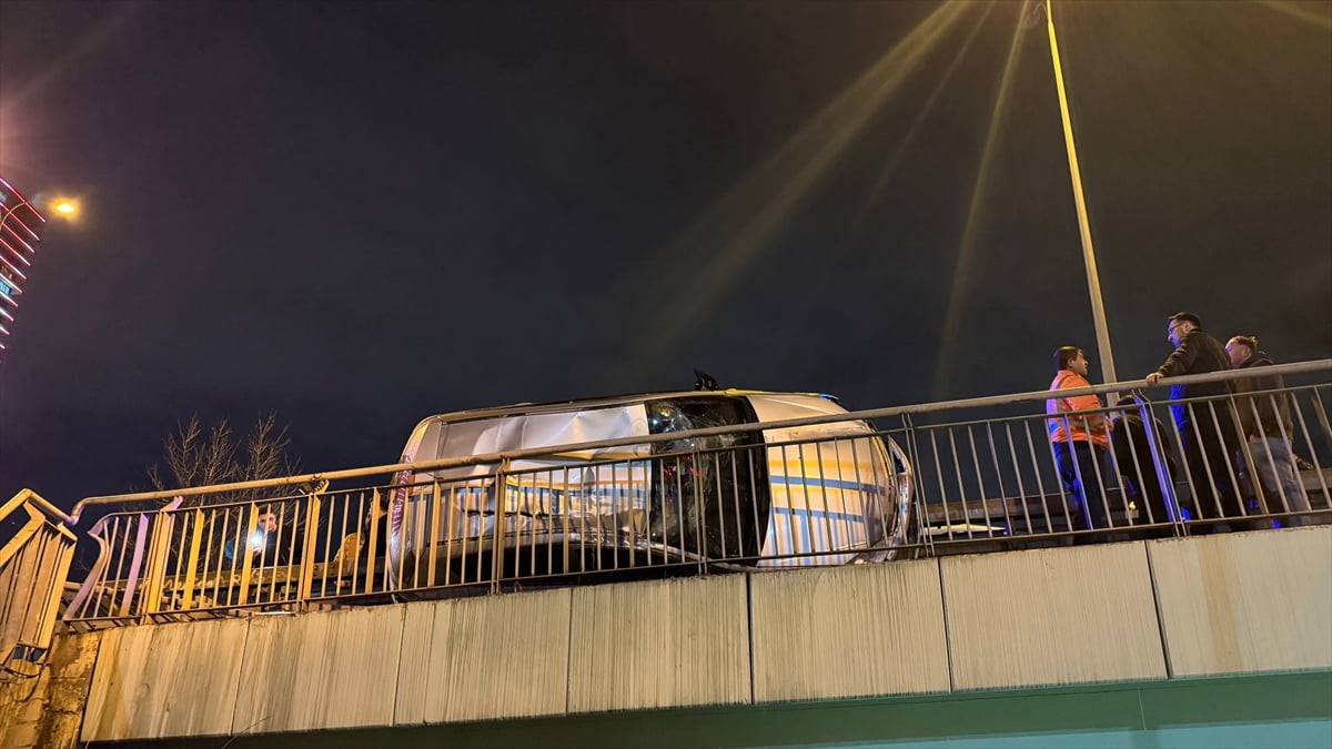 Avcılar'da hafif ticari araca çarptıktan sonra bariyer ile korkulukların arasında yan yatarak...