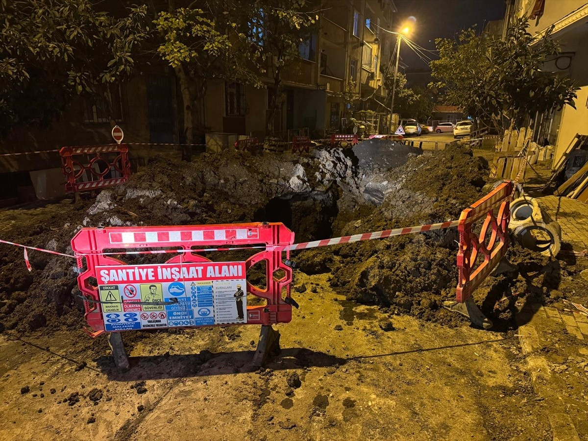 Avcılar'da İSKİ'nin çalışması sırasında yolun kısmen çökmesi sonucu göçük altında kalan işçi...