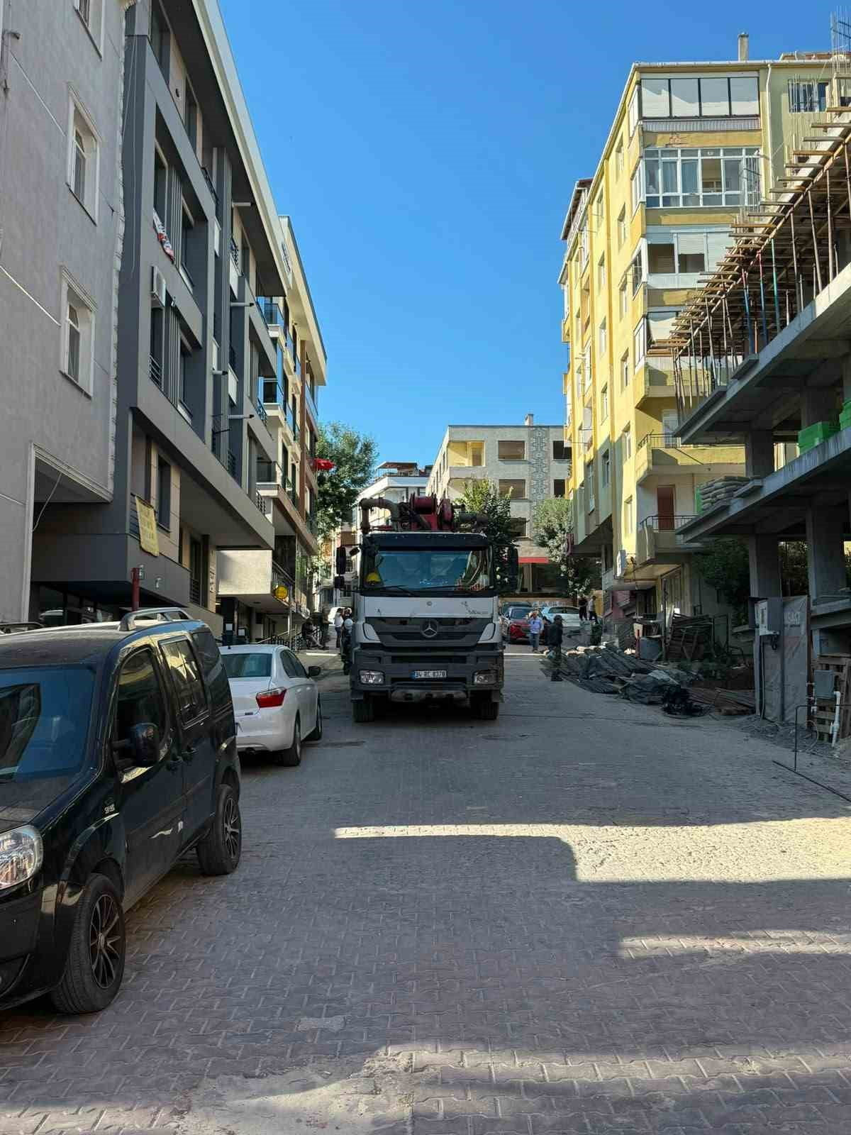 AVCILAR'DA KENTSEL DÖNÜŞÜM NEDENİYLE YIKIM VE İNŞAAT YAPAN FİRMALARA İZİNSİZ SOKAK KAPATTIĞI...