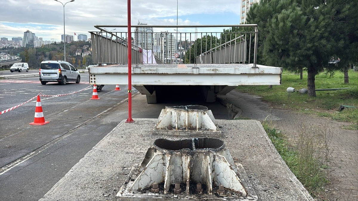 Avcılar'da vincin çarpması sonucu hasar gören yaya üst geçidi sökülerek kaldırıldı.