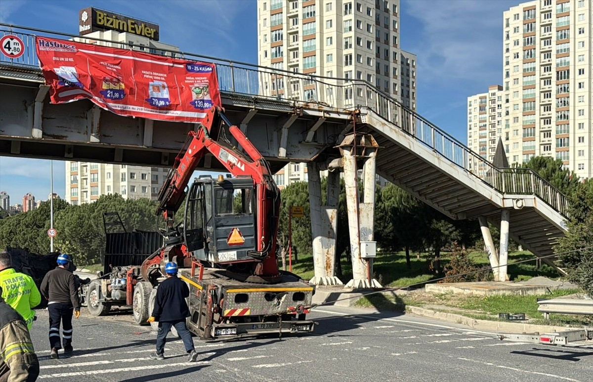 Avcılar'da vincin üst geçide çarpması sonucu 2 kişi yaralandı. Çarpmanın etkisiyle vincin hurda...