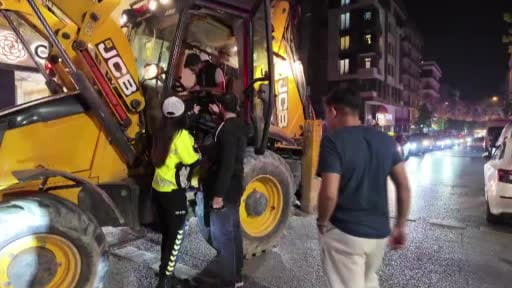 Avcılar’da bir inşaat kepçesinin üzerine çıkarak kutlama yapan taraftara işlem yapıldı