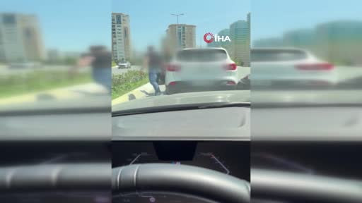 Avcılar’da iki sürücü arasında çıkan tartışma kamerada