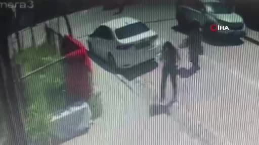 Avcılar’da otomobil yayaya çarpıp inşaat boşluğuna böyle düştü