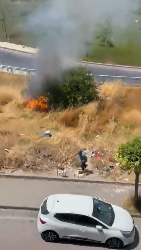 AVCILAR’DA YAŞLI BİR ADAM İDDİAYA GÖRE OTLUK ALANI YAKIP KAÇTI. ADAMIN KAÇMA ANI VE ALEV ALEV...