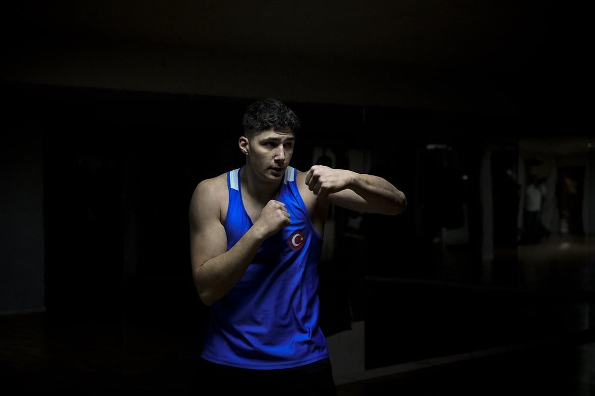 Avrupa 17 Yaş Altı Boks Şampiyonası'nda altın madalya kazanan 16 yaşındaki İzmirli milli sporcu...