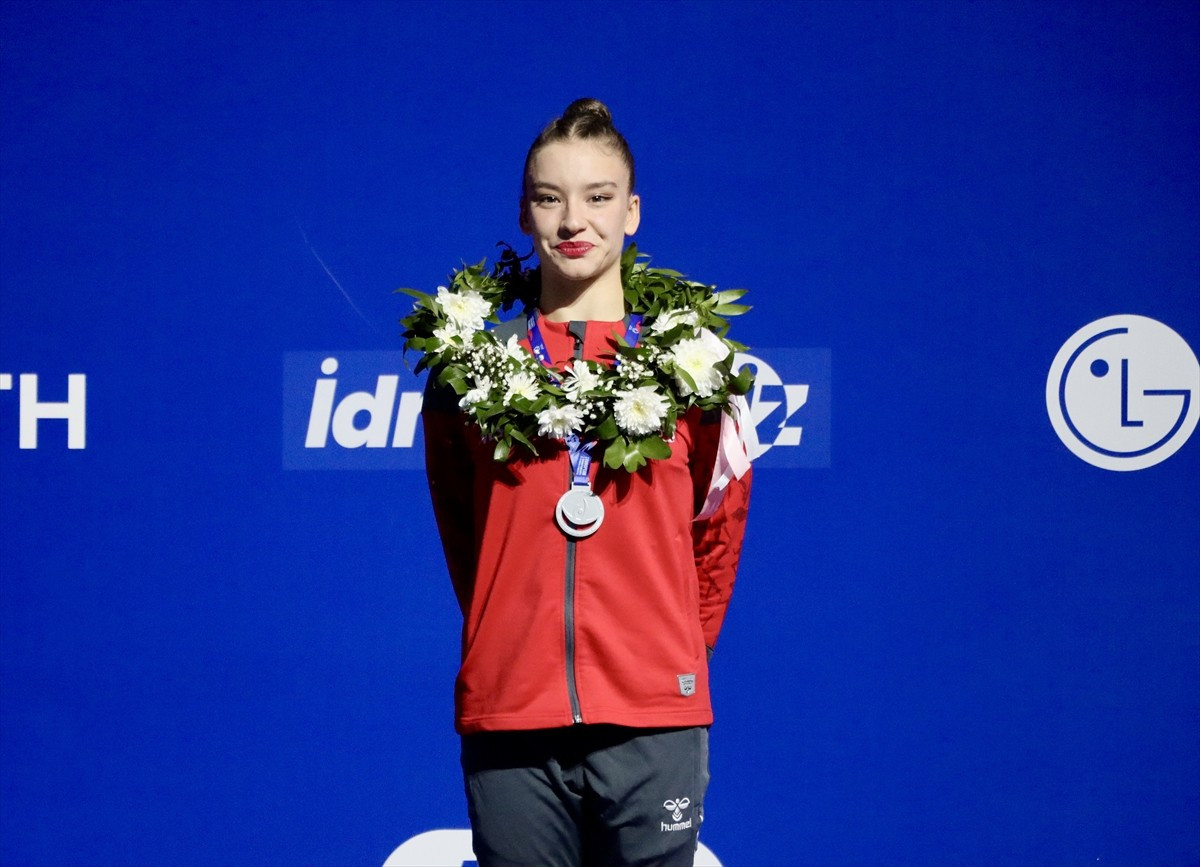 Avrupa Aerobik Cimnastik Şampiyonası'nda mücadele eden milli sporcular, birer gümüş ve bronz...