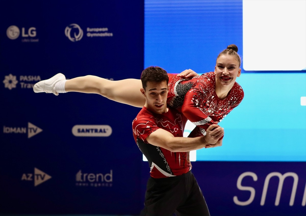Avrupa Aerobik Cimnastik Şampiyonası'nda yarışan milli sporculardan Ayşe Begüm Onbaşı ve Can...