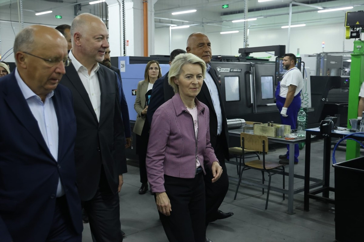 Avrupa Birliği (AB) Komisyonu Başkanı Ursula von der Leyen (sol 3), Bulgaristan’ın Sopot şehrinde...