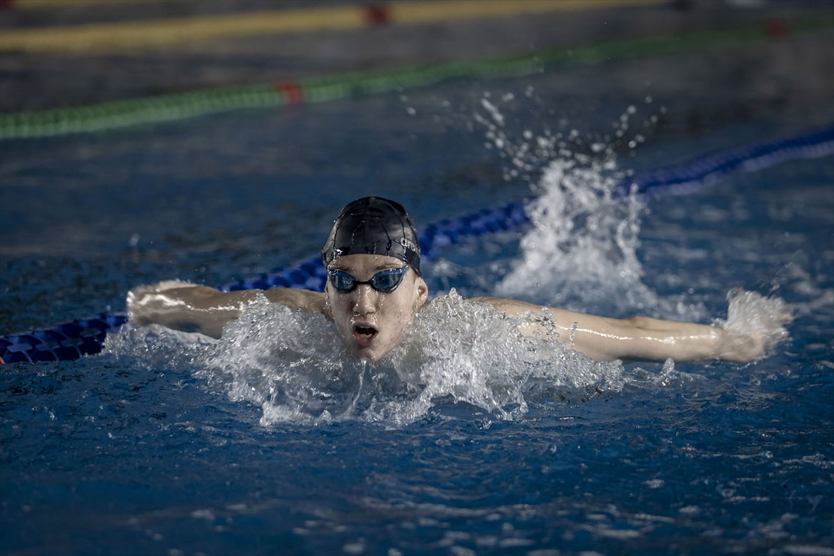 Avrupa Gençler Yüzme Şampiyonası öncesinde ülkelerindeki milli takım seçmelerine hazırlık için...